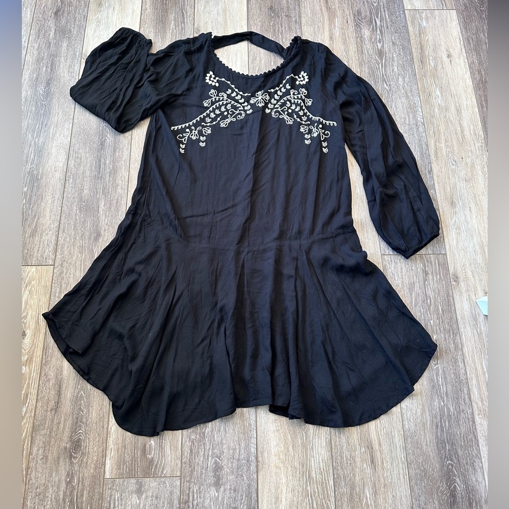 🛍️ Xhilaration open sleeve with embroidered black dress
